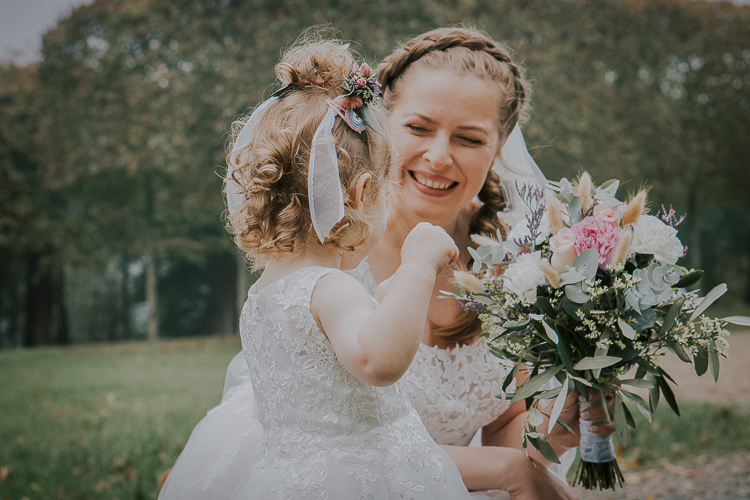 Braut mit Tochter