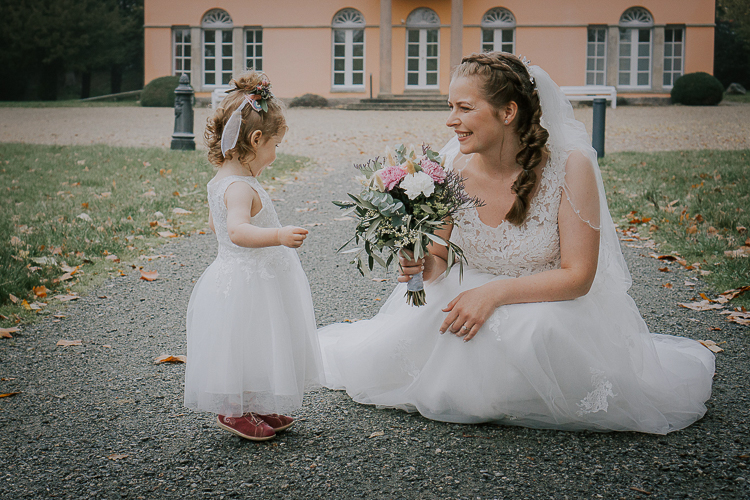Braut mit Tochter und Blumen