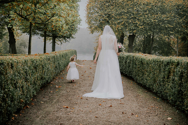 Braut mit Tochter im Wald