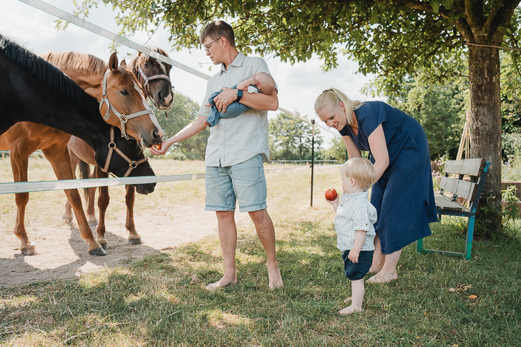 Familie mit Baby und Pferden