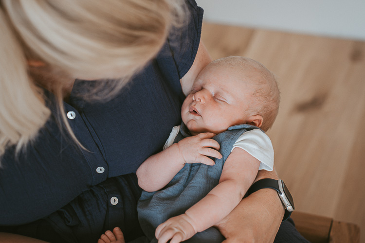 Mama und schlafendes Baby