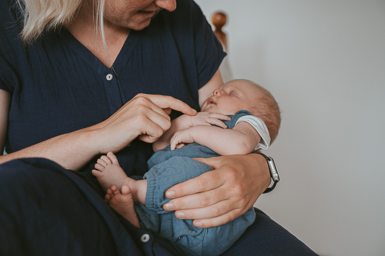 Mama und schlafendes Baby