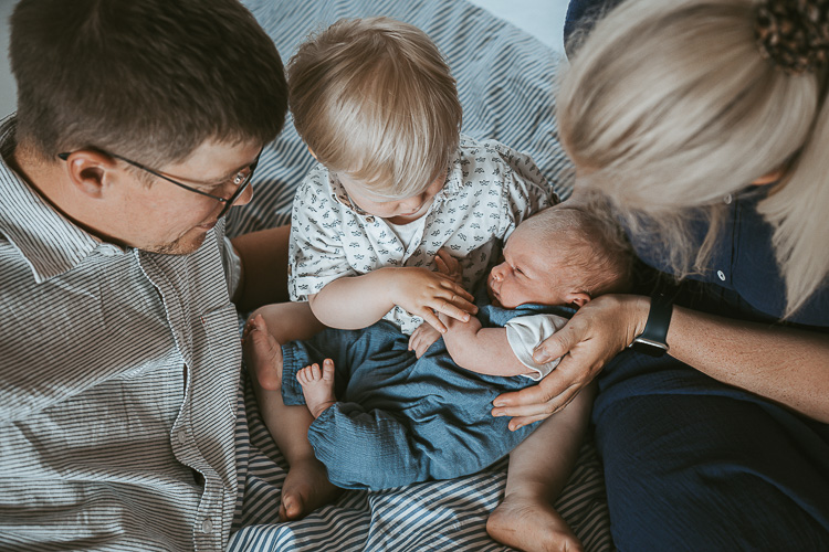 Familienfoto im Wochenbett