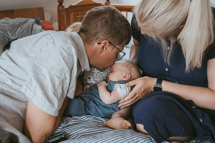 Familienfoto im Wochenbett