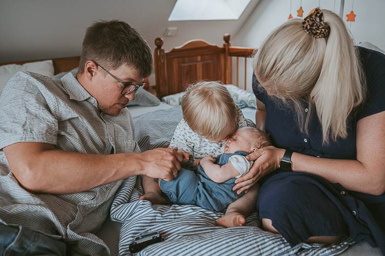 Familienfoto im Wochenbett