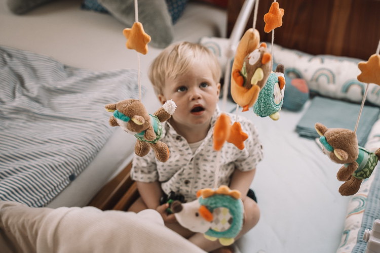 Foto von Kleinkind im Beistellbett