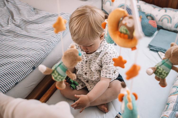 Foto von Kleinkind im Beistellbett