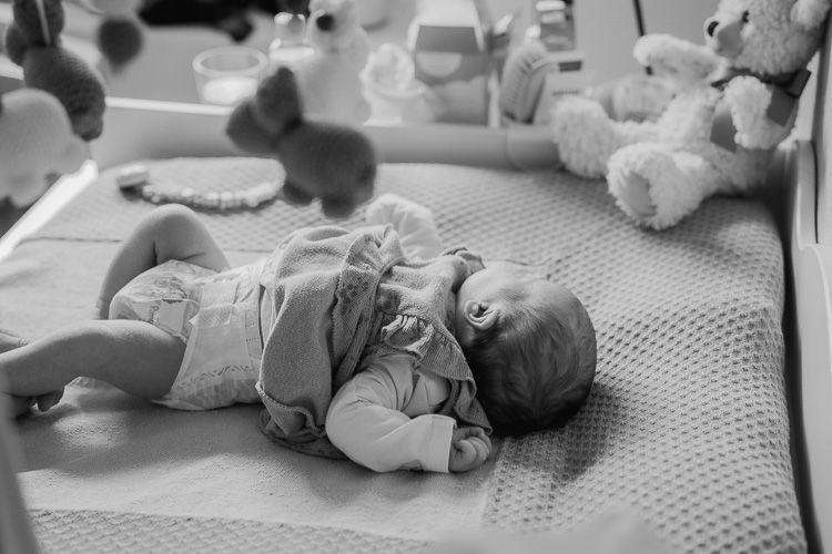 Baby auf Wickelkommode