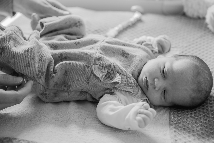 Baby auf Wickelkommode