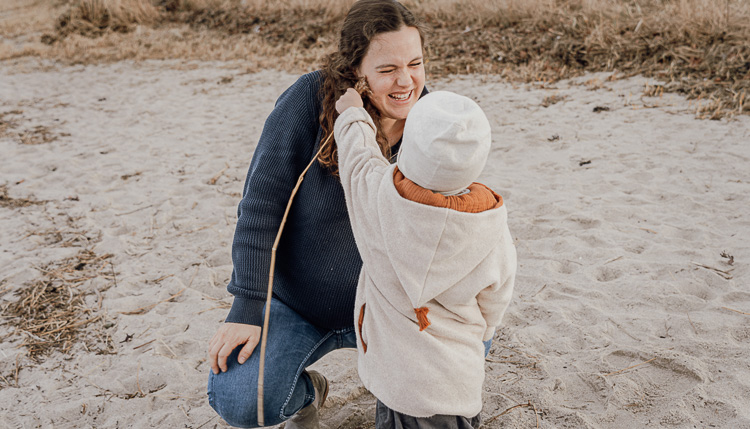 Mama und Sohn am Strand