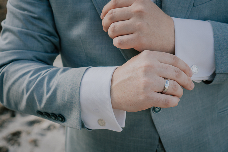 Bräutigam mit Ehering am Meer