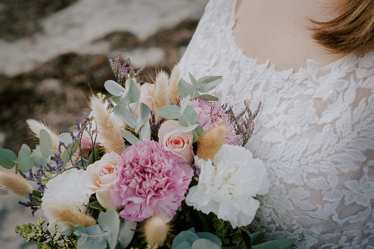 Brautkleid und Brautstrauss