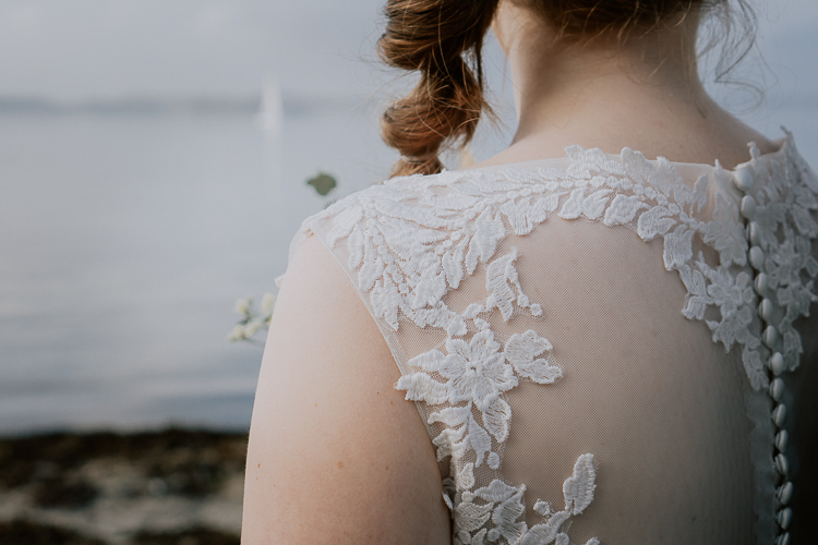 Braut mit Kleid am Meer